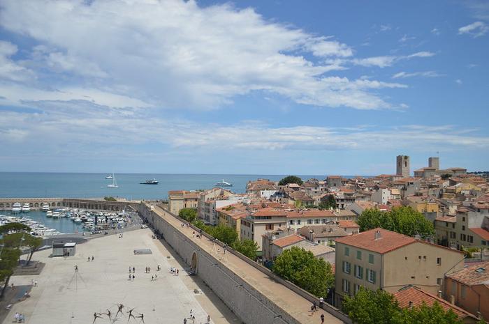 Antibes/immobilier/CENTURY21 Albert 1er/Antibes mobilité centre ville mer plage vélo voiture train bus tram